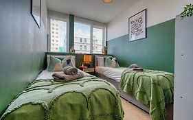 2-Bedroom Cosy, Stunning & Central City Apartment, Spacious, Sleeps 6, With On-Site Parking - Near Gunwharf Quays & Beach - By Blue Puffin Stays